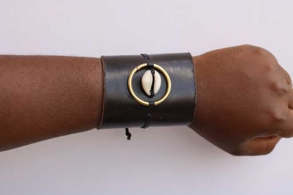 KIMAE Cowrie leather bracelet