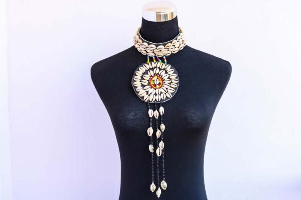 DARU African cowrie shell necklace