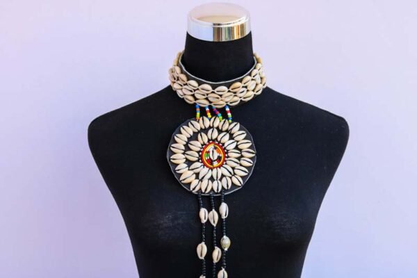DARU African cowrie shell necklace